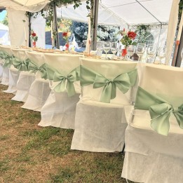 Location de nœuds de chaise en satin vert sauge à Toulouse – Maison Lily