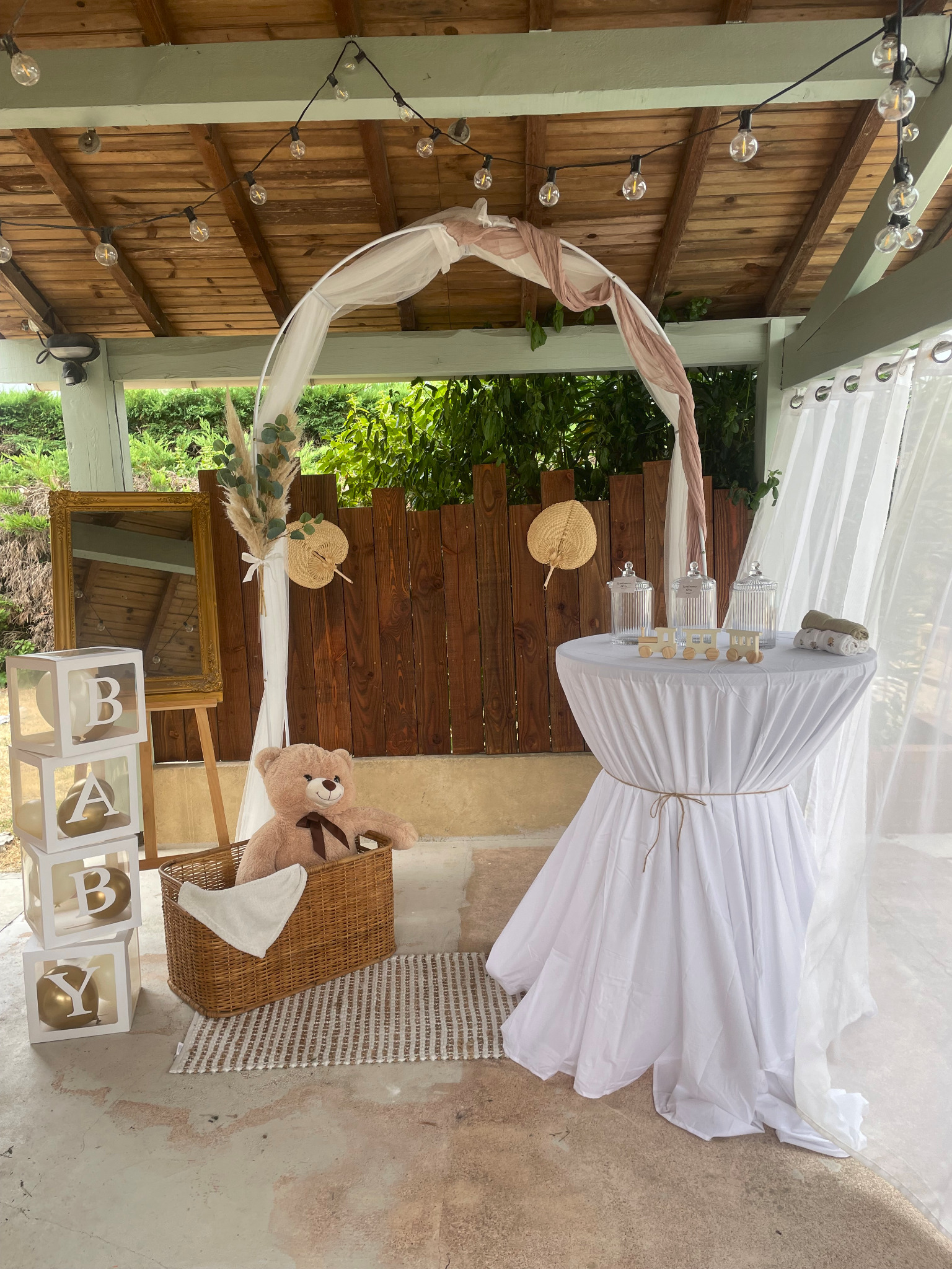 Décoration bébé avec arche Maison Lily
