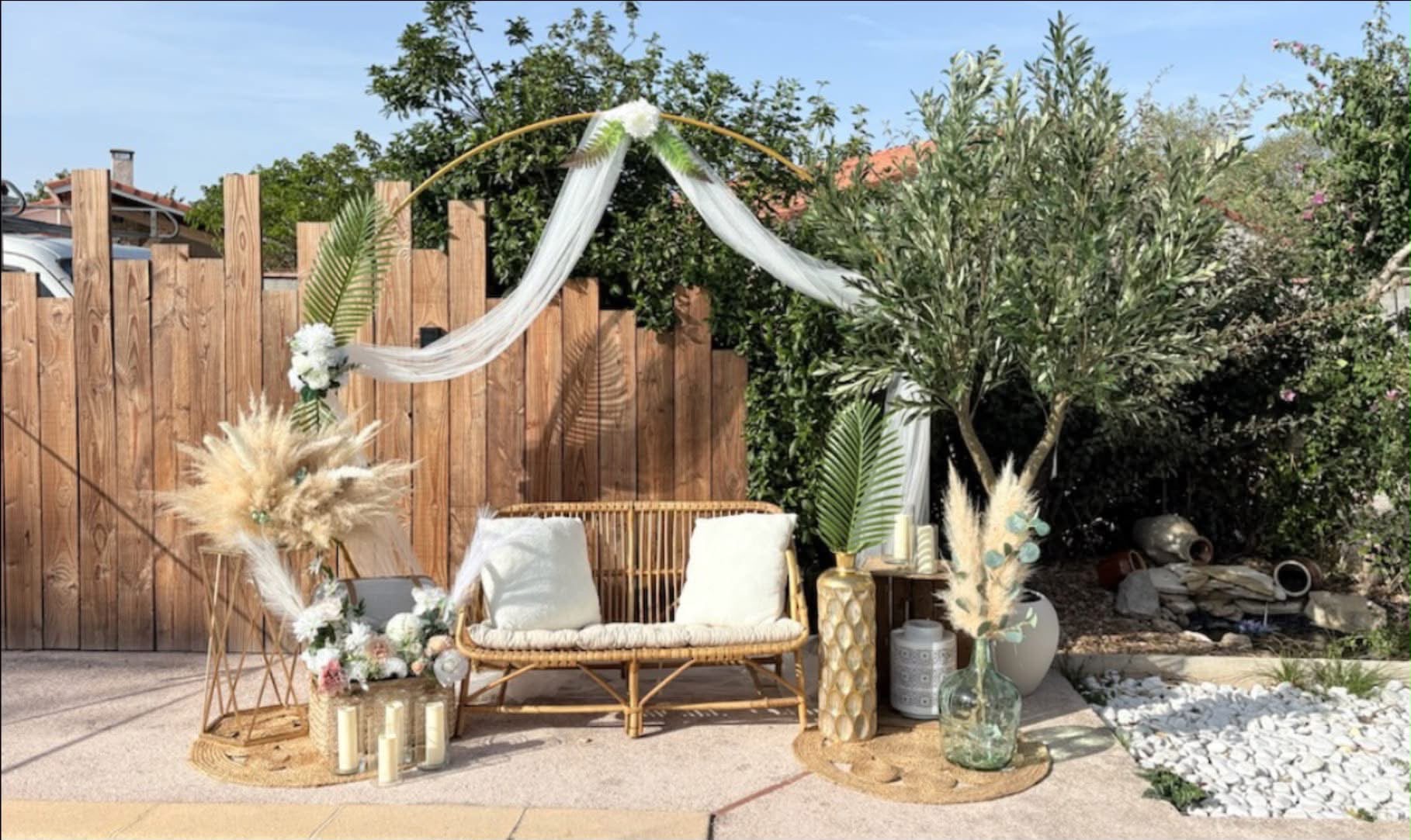 Décor chic bohème avec banquette et arche Maison Lily